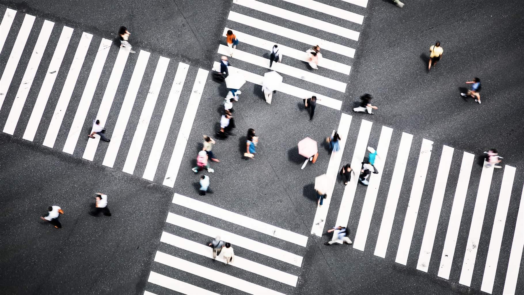 Черный перекресток. Пешеходный переход на перекрестке. Crosswalk. Верхний переход.